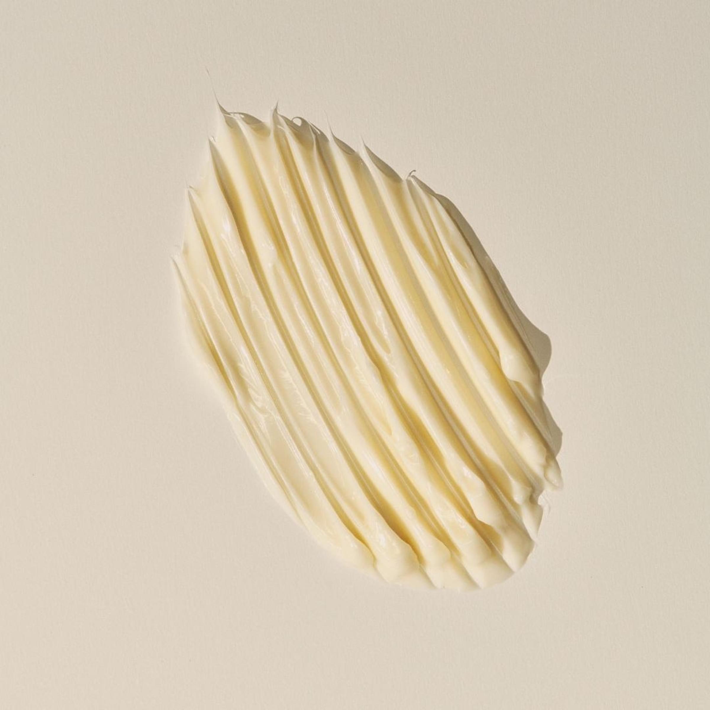 Moisturiser with shea butter and peptides for effective hydration of dry skin