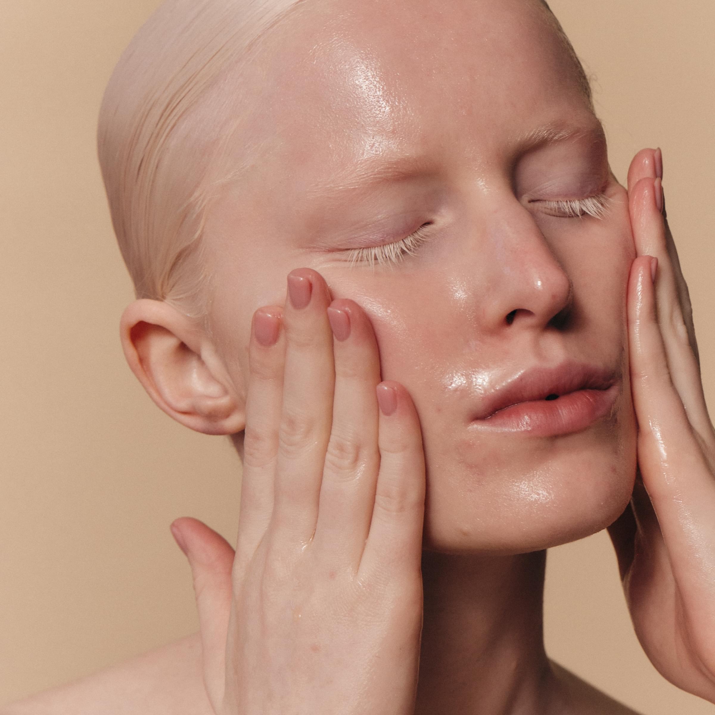 Oil cleanser effectively removes makeup, leaving skin clean and refreshed without irritation.