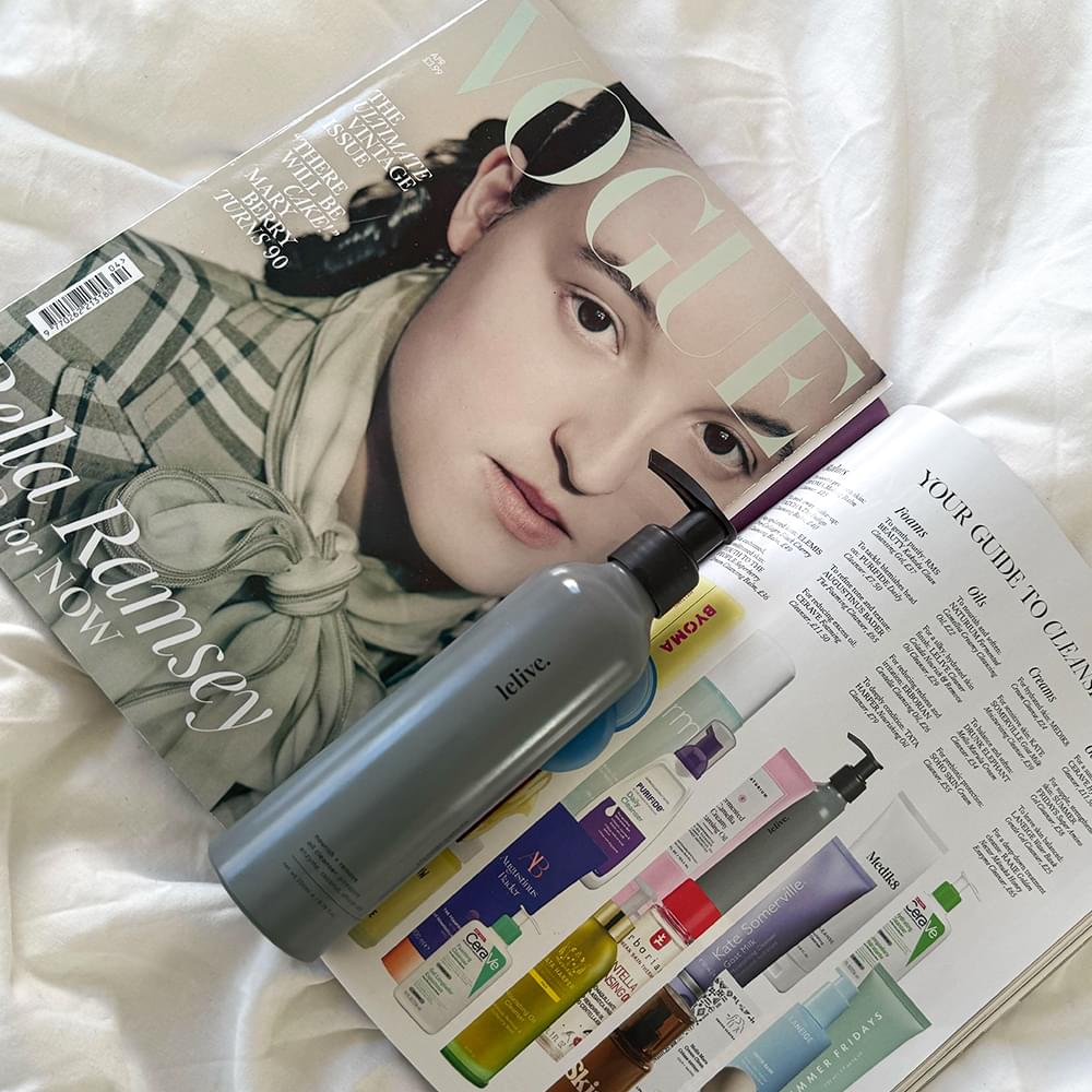 Oil cleanser effectively removes makeup, leaving skin clean and refreshed without irritation.