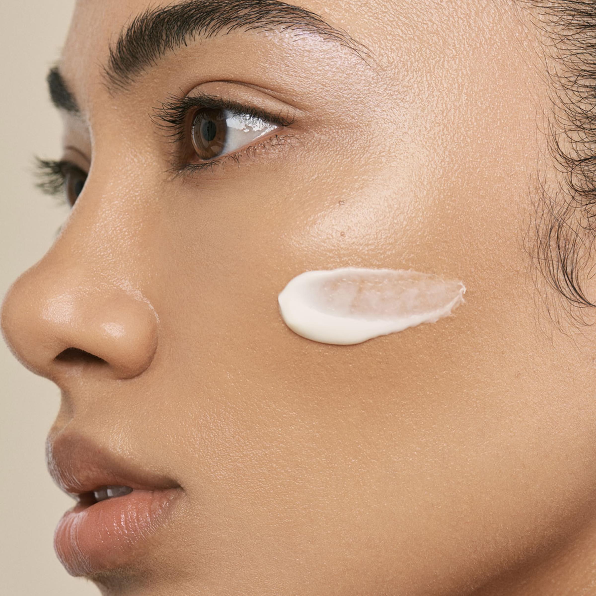 Moisturiser with shea butter and peptides for effective hydration of dry skin