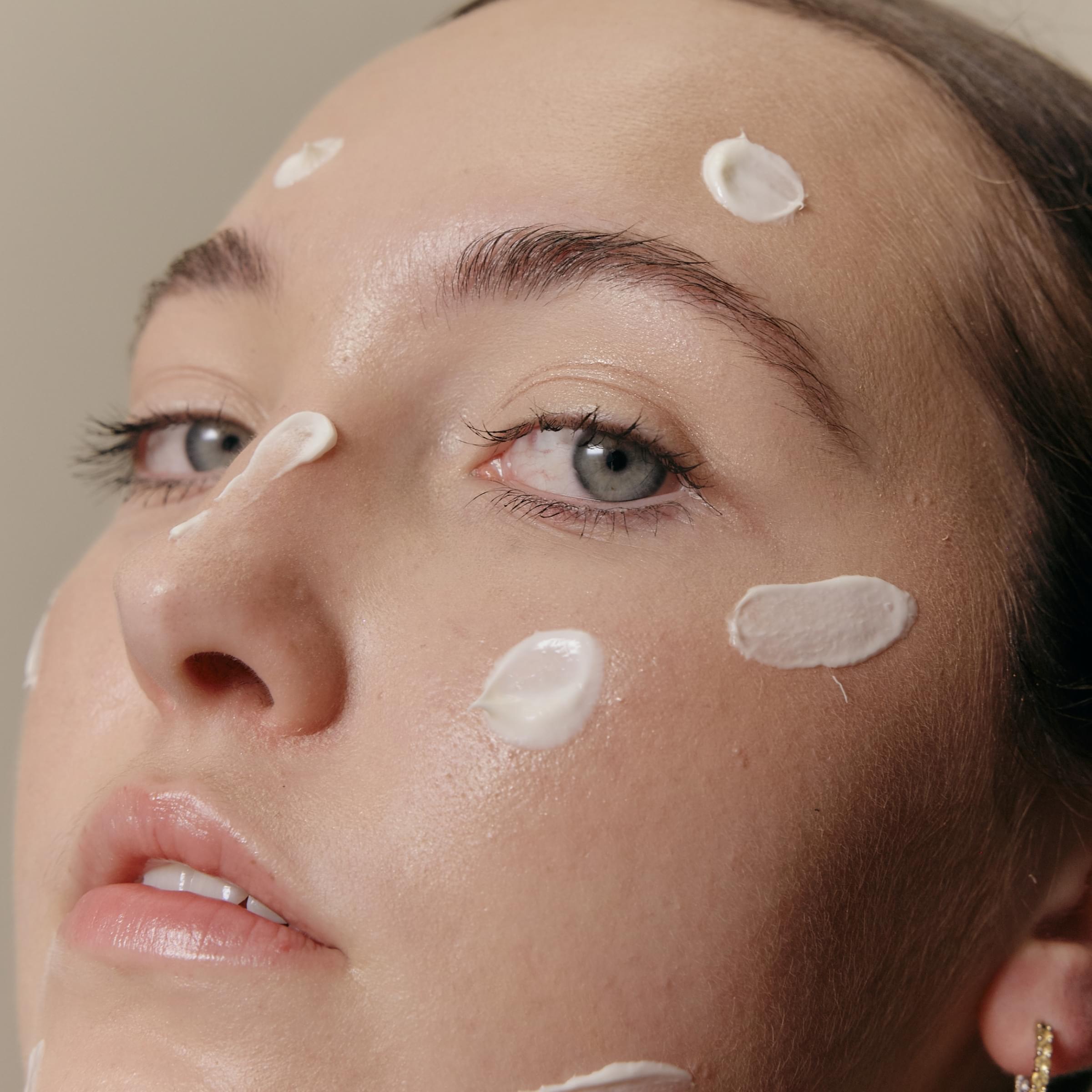 Moisturiser with shea butter and peptides for effective hydration of dry skin