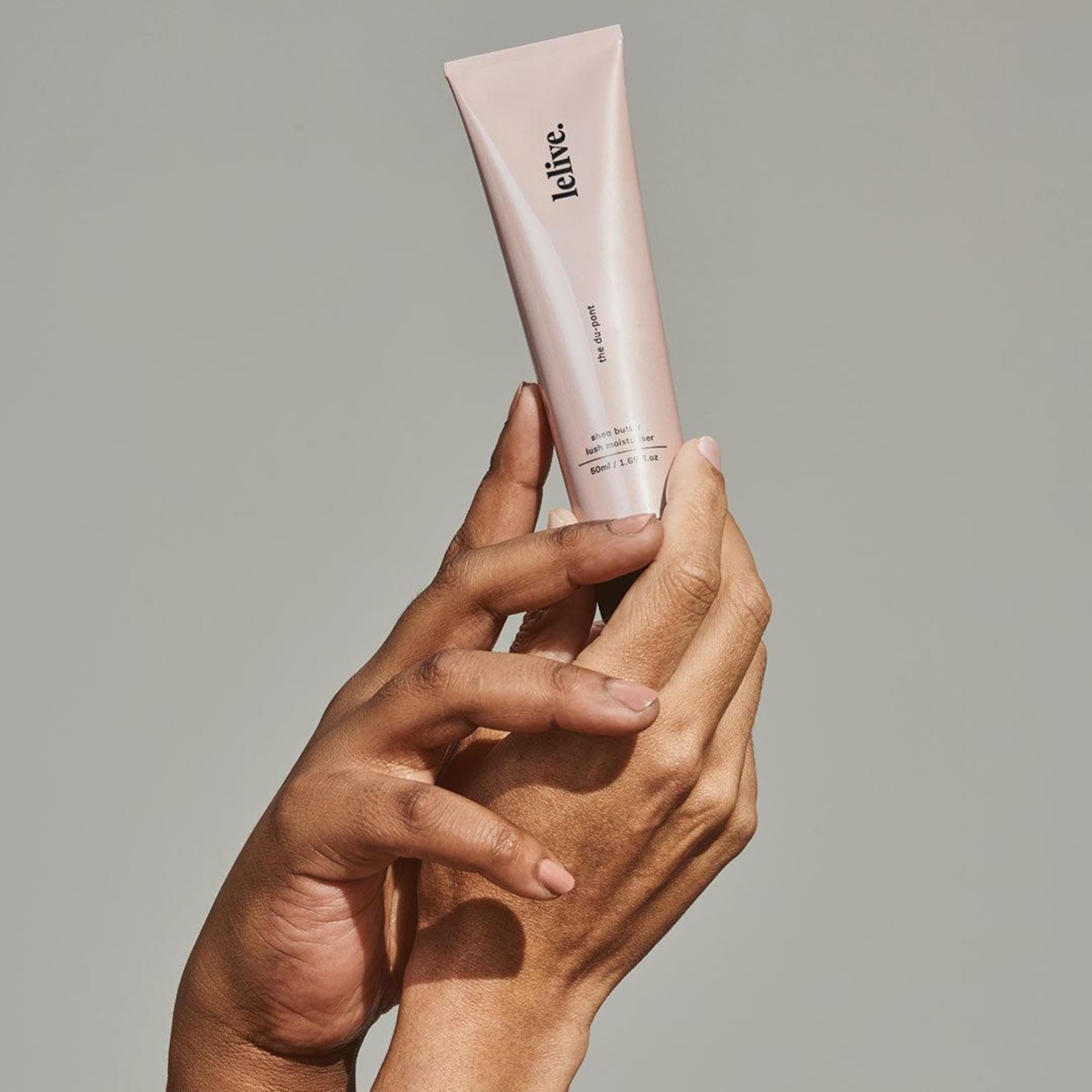 Moisturiser with shea butter and peptides for effective hydration of dry skin