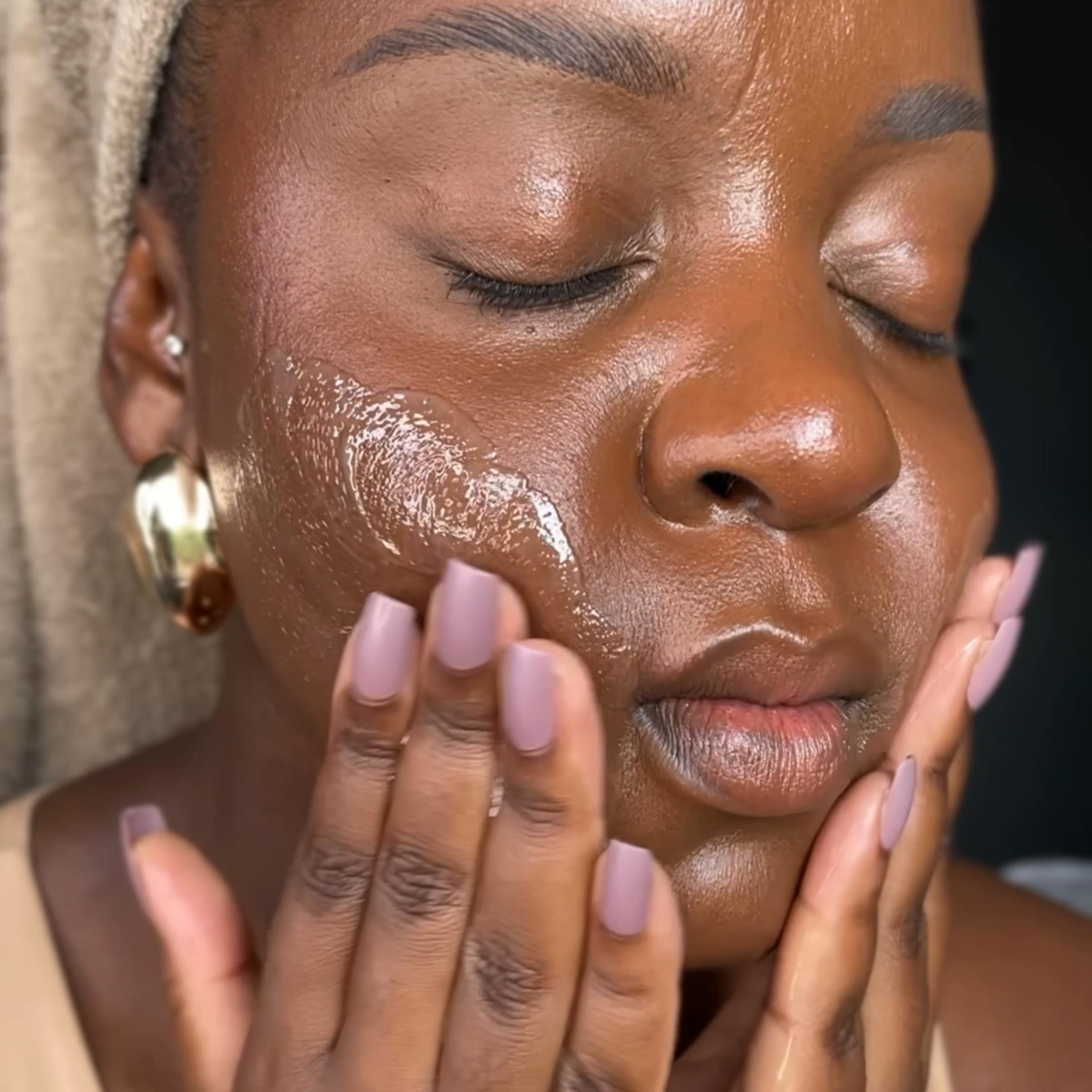 Oil cleanser effectively removes makeup, leaving skin clean and refreshed without irritation.