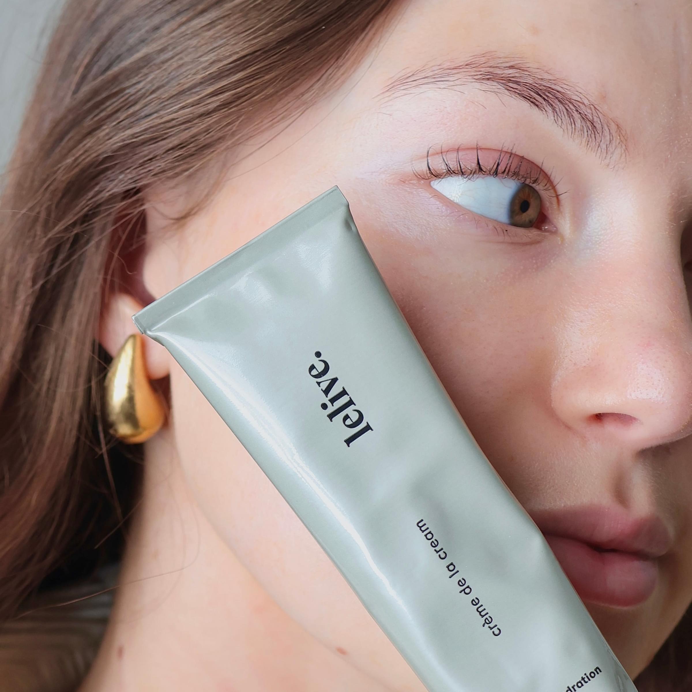Lightweight facial moisturiser enriched with peptides for deep hydration and skin rejuvenation