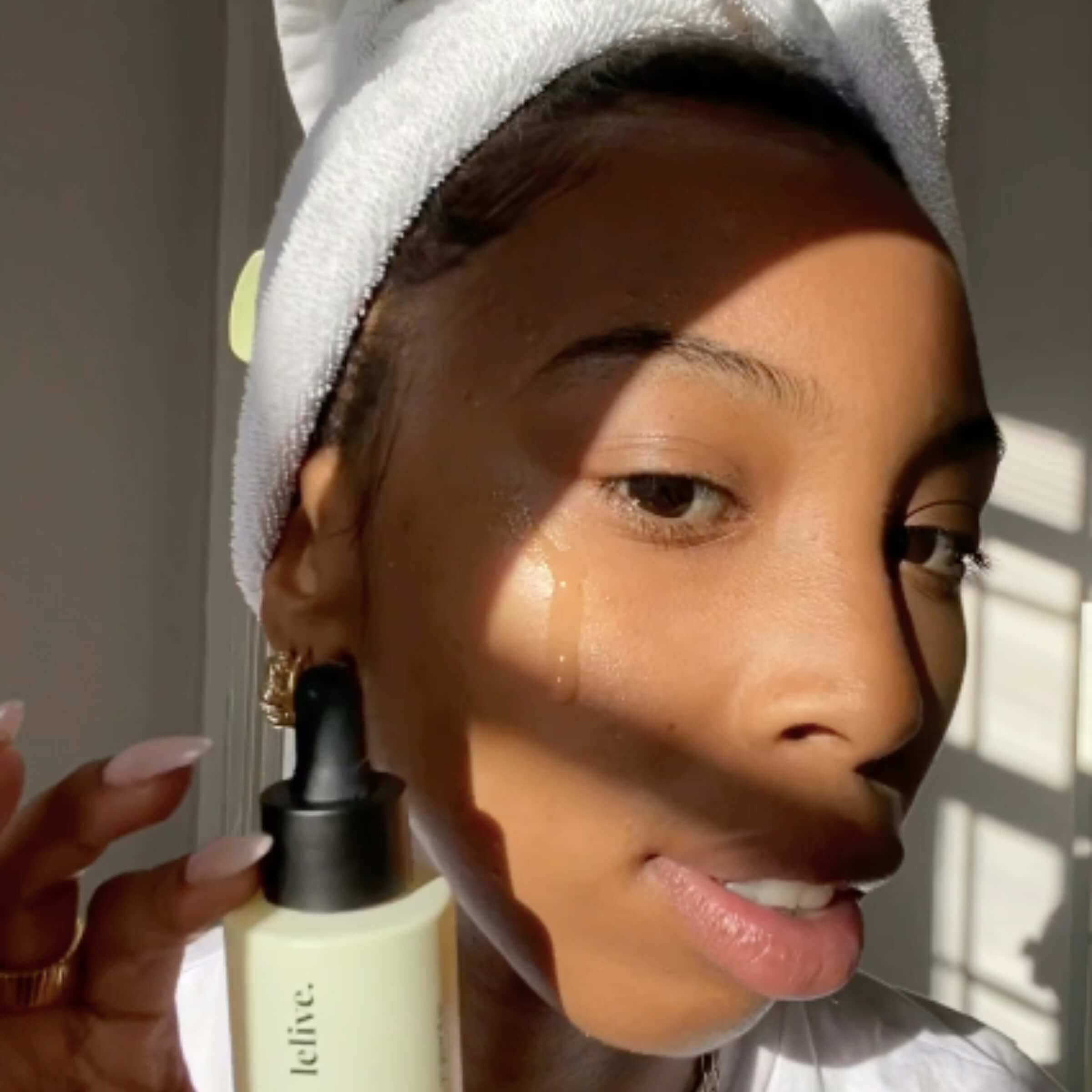 Skincare serum with Vitamin C and Niacinamide to effectively reduce dark spots and brighten skin tone
