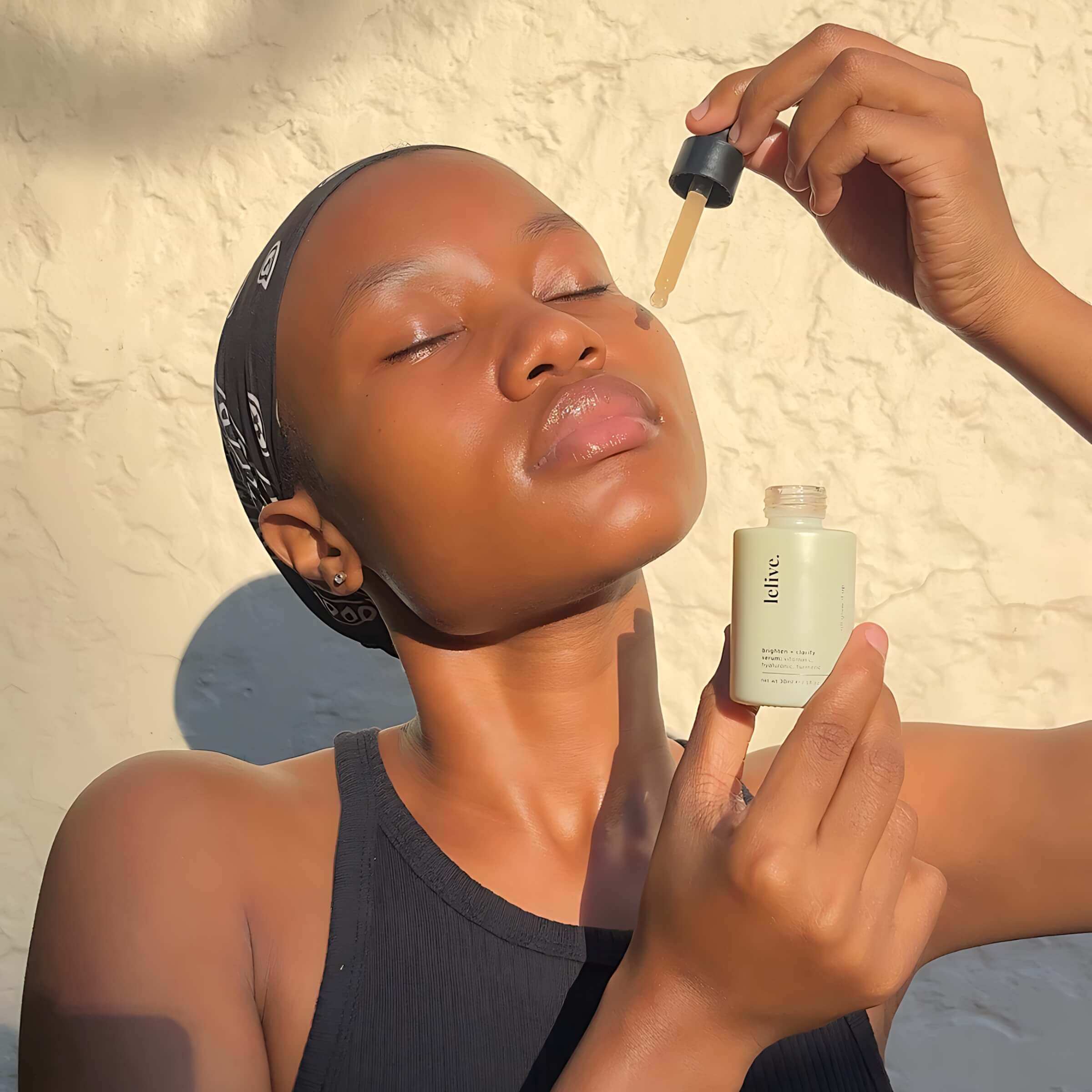 Skincare serum with Vitamin C and Niacinamide to effectively reduce dark spots and brighten skin tone