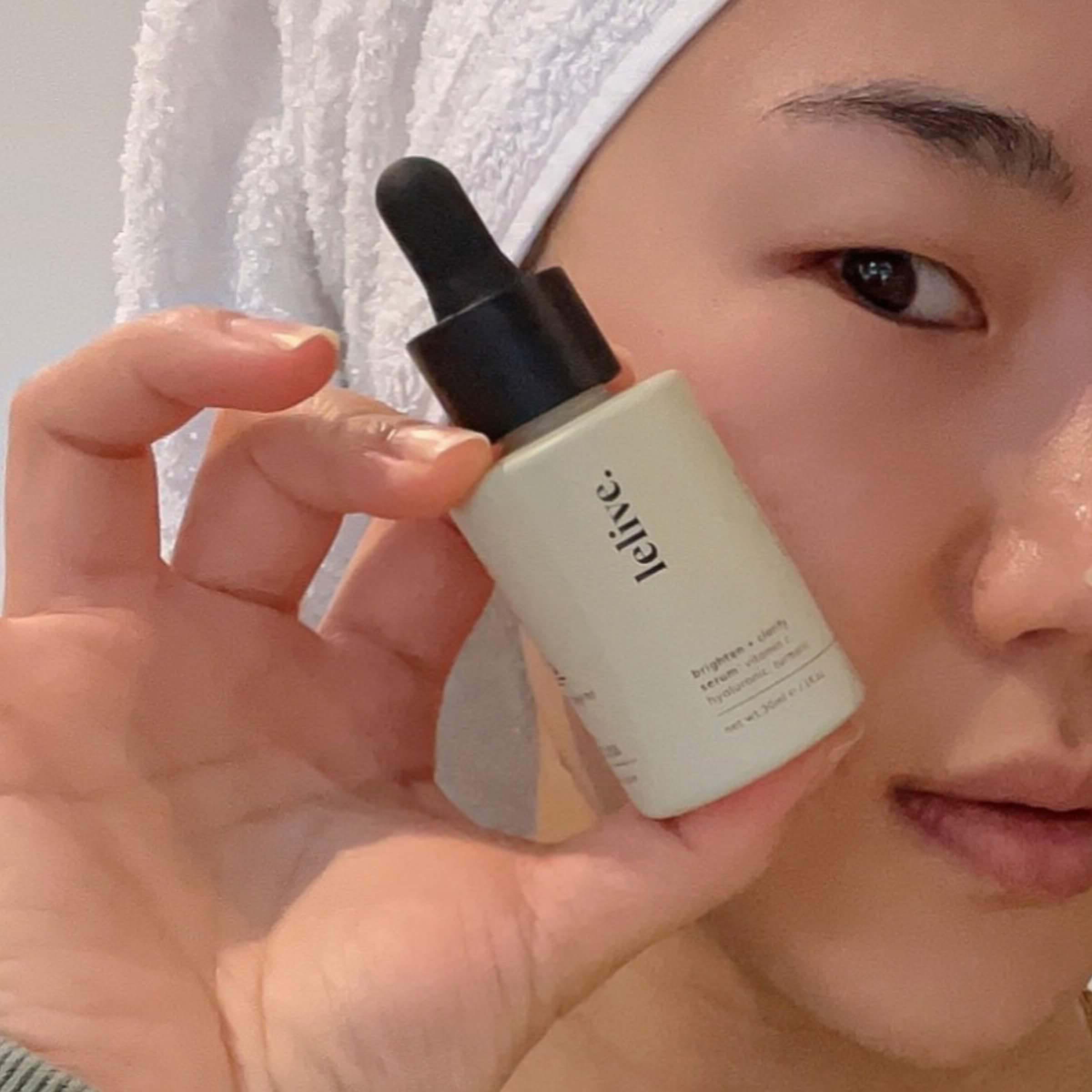Skincare serum with Vitamin C and Niacinamide to effectively reduce dark spots and brighten skin tone