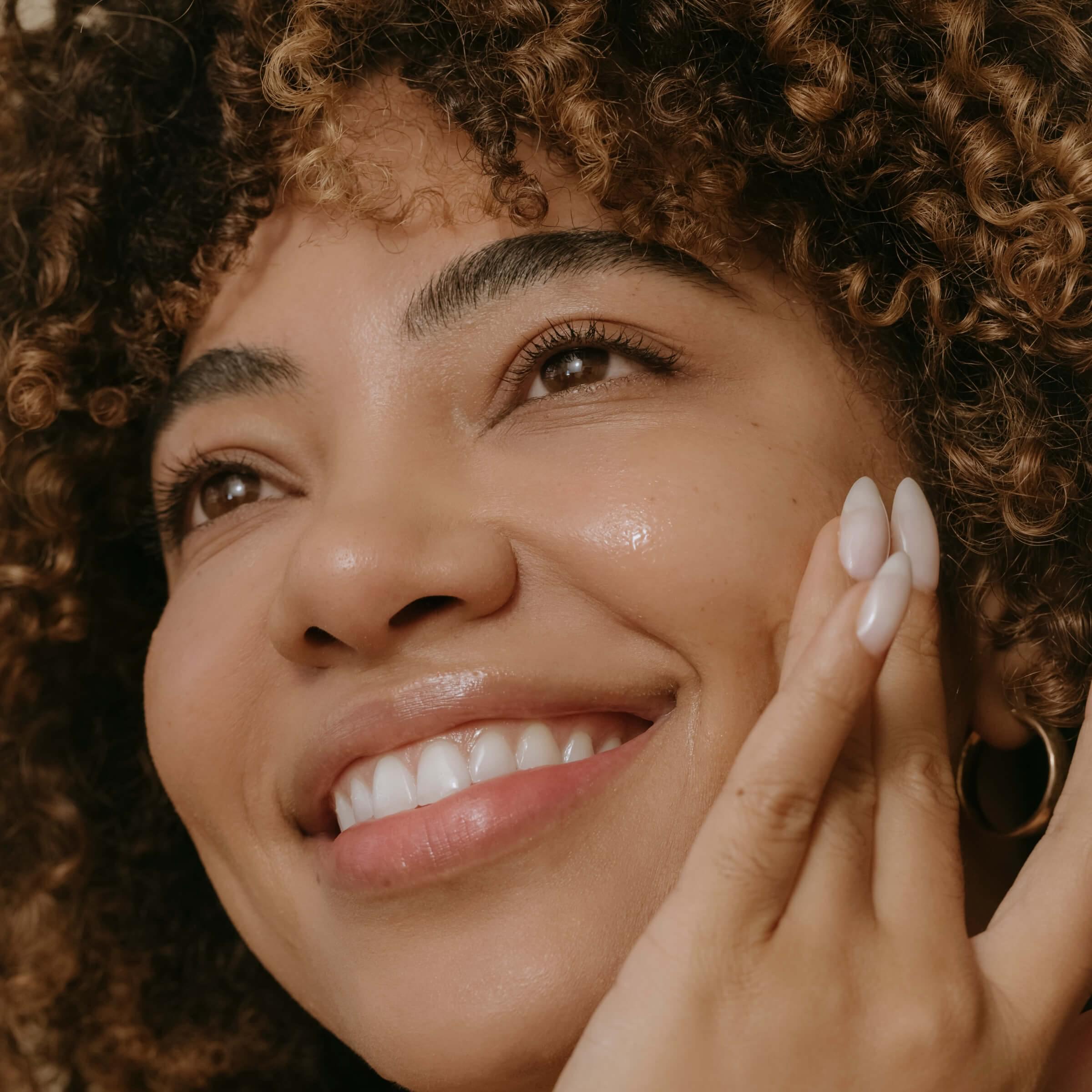 Skincare serum with Vitamin C and Niacinamide to effectively reduce dark spots and brighten skin tone