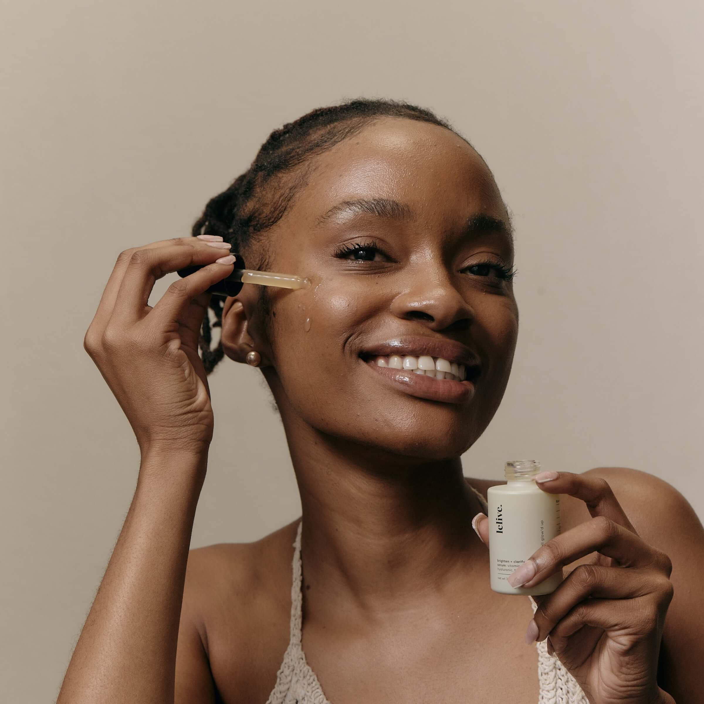 Skincare serum with Vitamin C and Niacinamide to effectively reduce dark spots and brighten skin tone