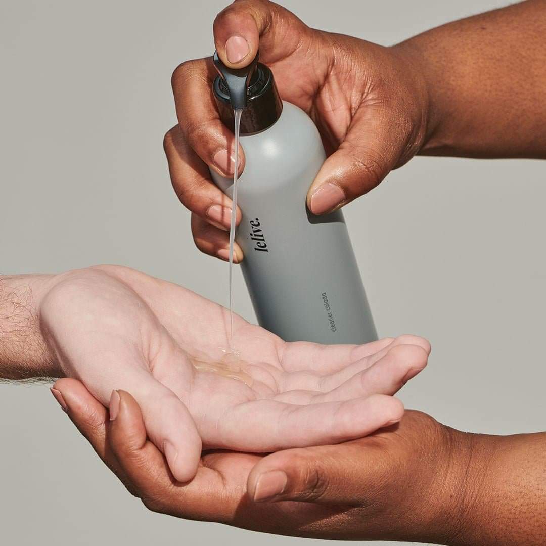 Oil cleanser effectively removes makeup, leaving skin clean and refreshed without irritation.