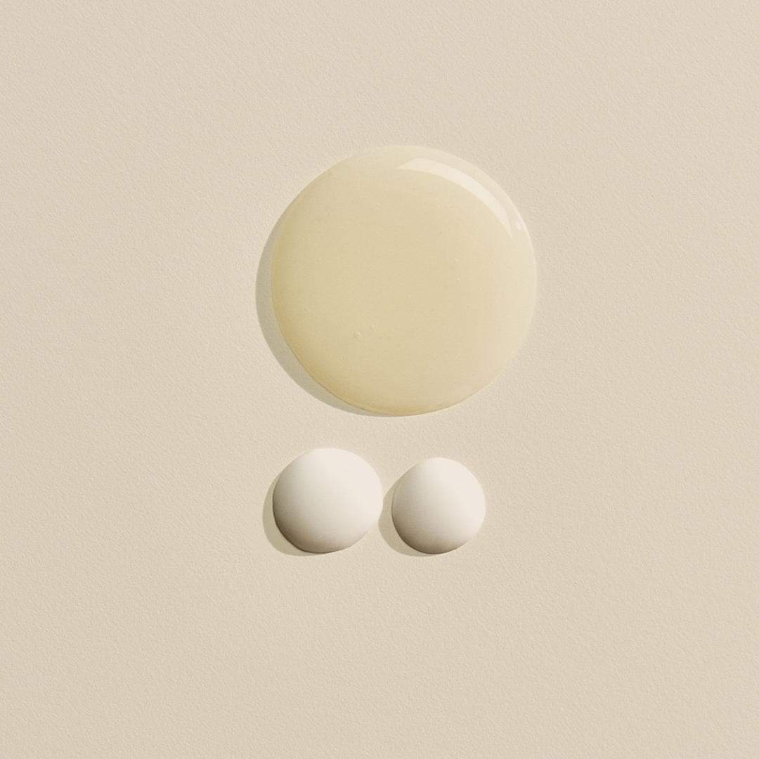 Oil cleanser effectively removes makeup, leaving skin clean and refreshed without irritation.