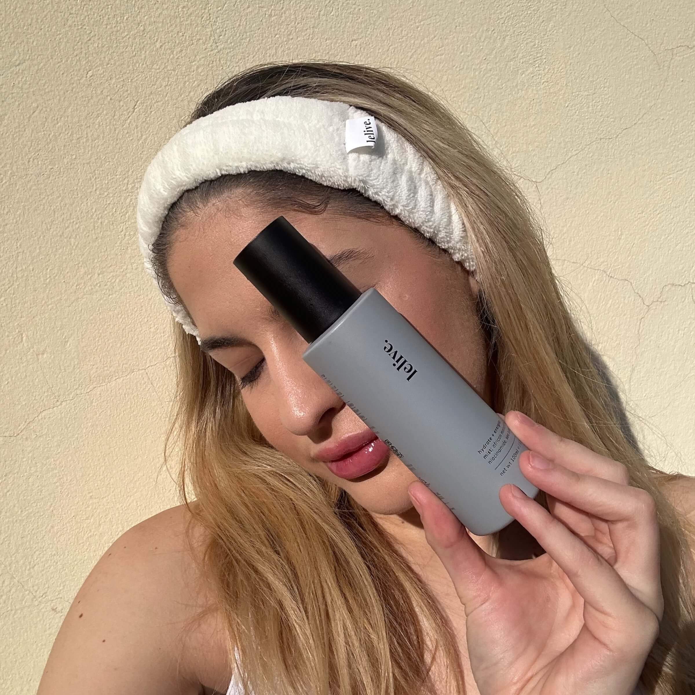 Hydrating glow face mist for refreshing and setting makeup with long-lasting freshness
