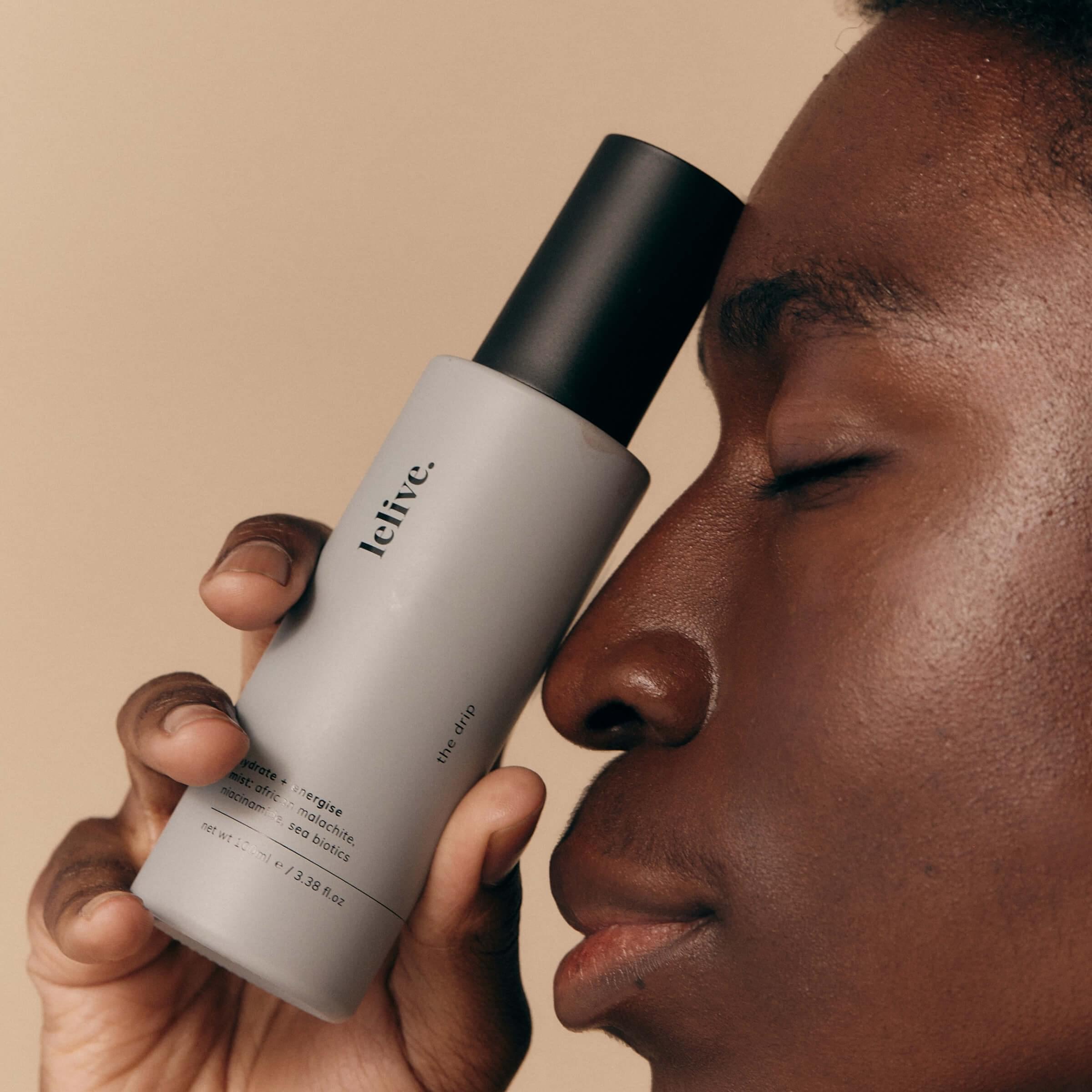 Hydrating glow face mist for refreshing and setting makeup with long-lasting freshness