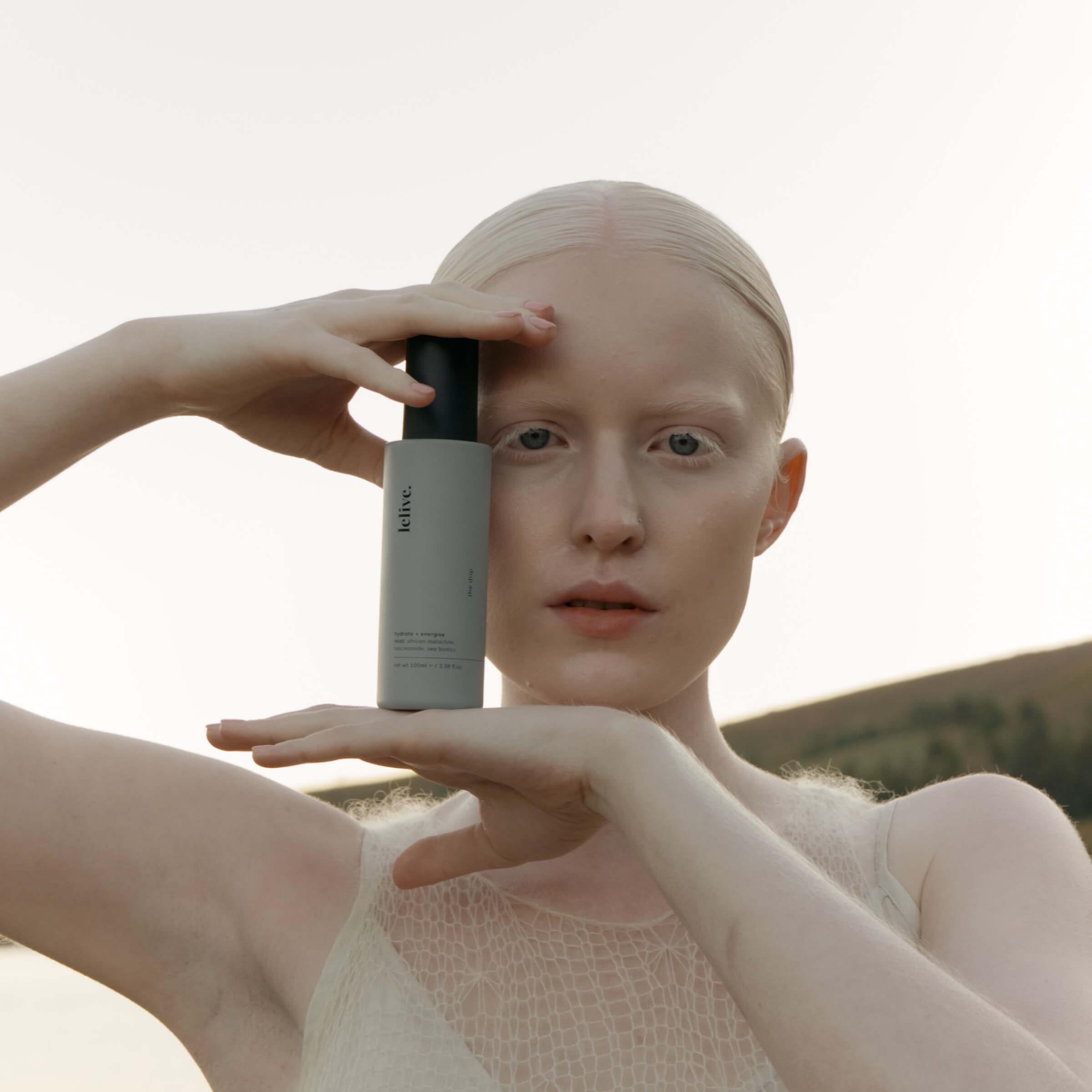Hydrating glow face mist for refreshing and setting makeup with long-lasting freshness