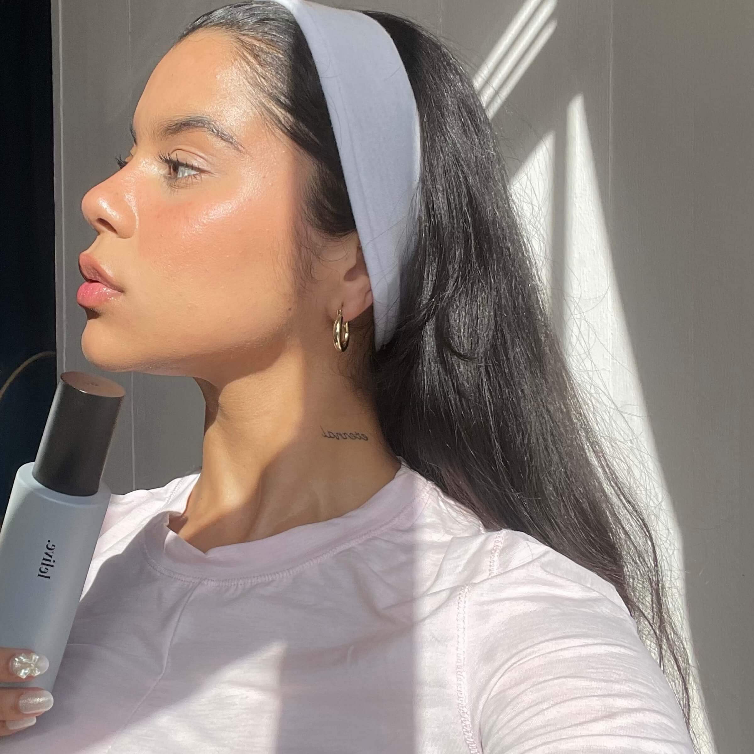 Hydrating glow face mist for refreshing and setting makeup with long-lasting freshness